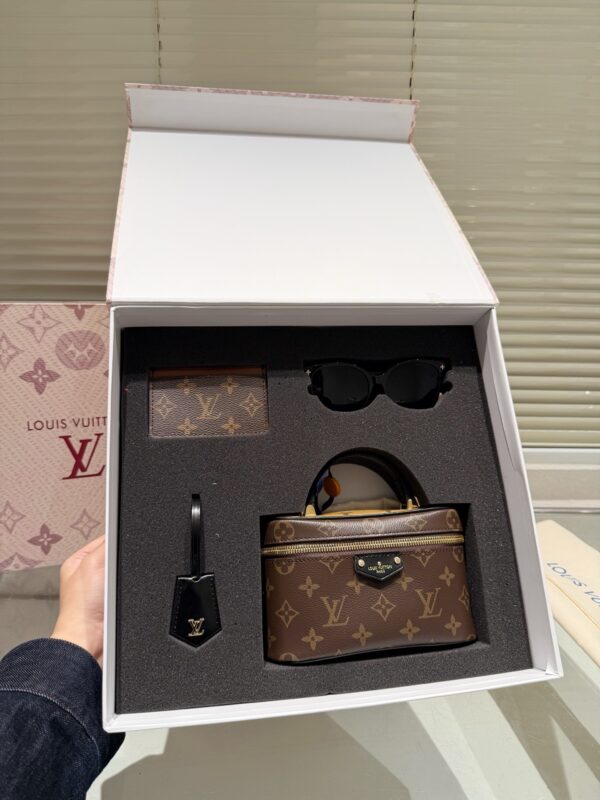 GL3PbAO02 LV Top tier replica classic four piece set cosmetic bag Sunglasses Keychain 18*12cm