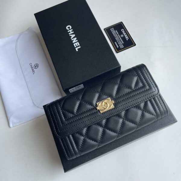 Chanel sheepskin Clutch bag with gold hardware size: 19*10cm