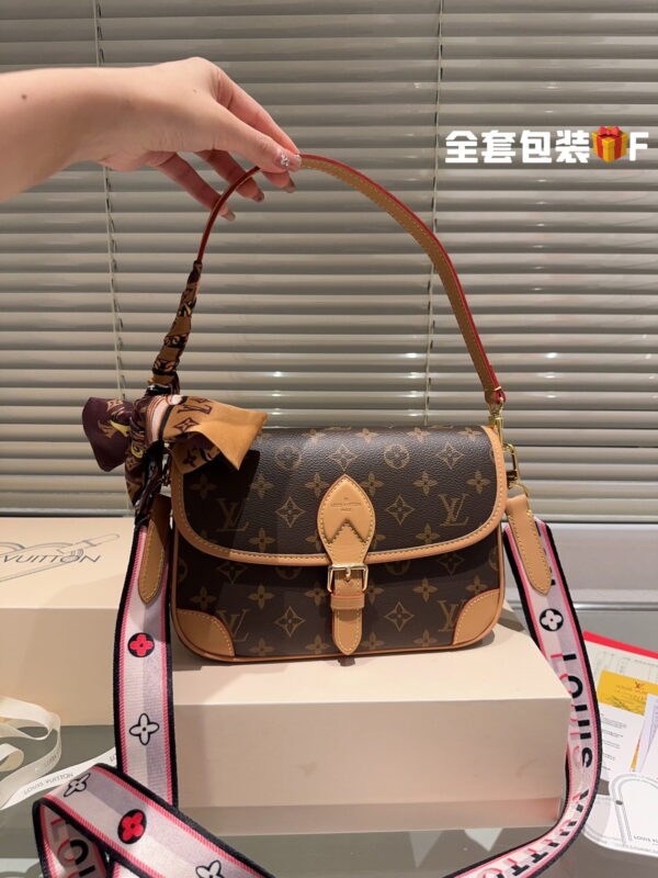 Louis Vuitton / LV 𝐃𝐢𝐚𝐧𝐞 M45985 size: 25.0*9.0*15.0cm