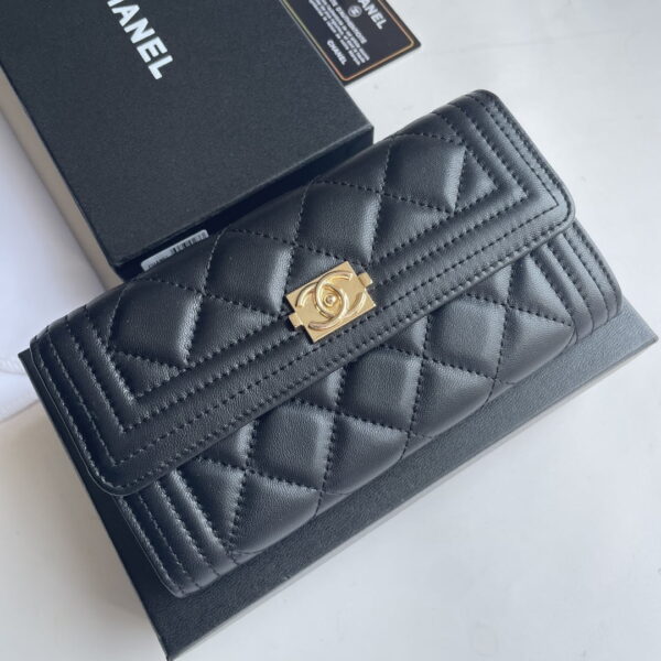 Chanel sheepskin Clutch bag with gold hardware size: 19*10cm