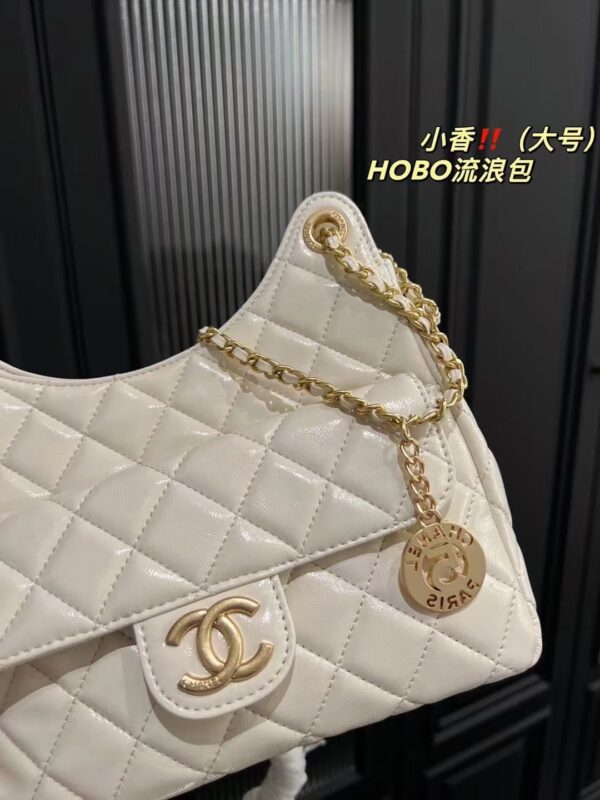 Chanel HOBO bag Oil wax leather white 3690 size: 22*20cm