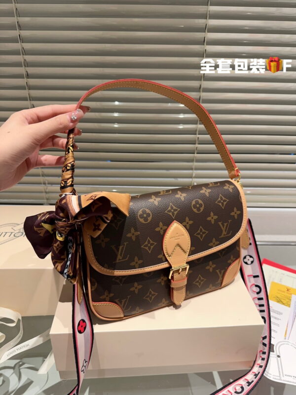 Louis Vuitton / LV 𝐃𝐢𝐚𝐧𝐞 M45985 size: 25.0*9.0*15.0cm
