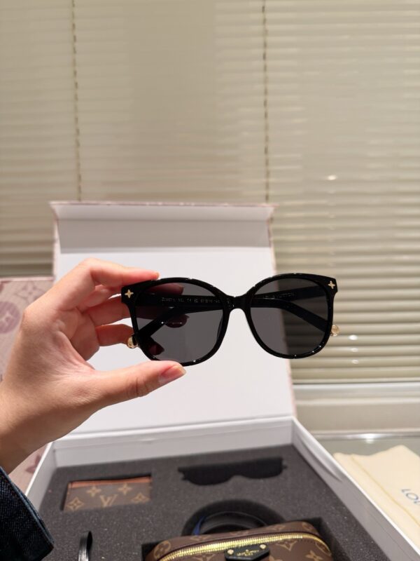 GL3PbAO02 LV Top tier replica classic four piece set cosmetic bag Sunglasses Keychain 18*12cm