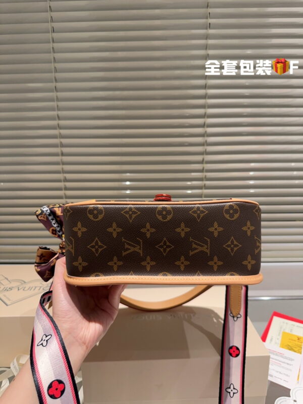 Louis Vuitton / LV 𝐃𝐢𝐚𝐧𝐞 M45985 size: 25.0*9.0*15.0cm