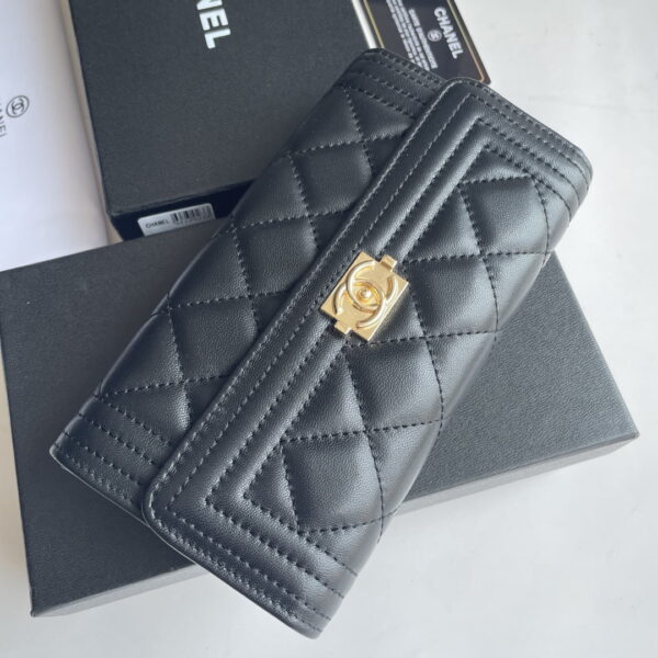 Chanel sheepskin Clutch bag with gold hardware size: 19*10cm