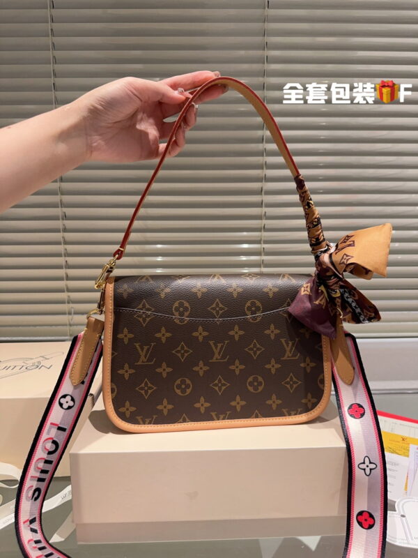 Louis Vuitton / LV 𝐃𝐢𝐚𝐧𝐞 M45985 size: 25.0*9.0*15.0cm