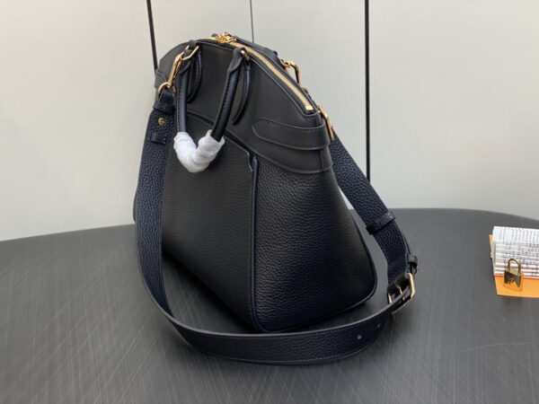 4 Louis Vuitton / LV zys lock it mm real leather m22914 size: 36*29*15cm