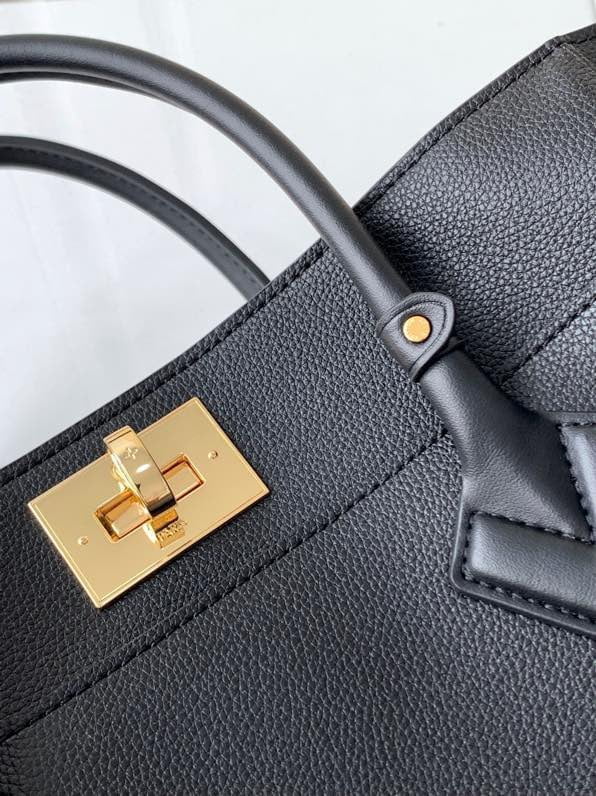 Louis Vuitton / LV on my side m22225 Black size: 30.5*24.5*14cm