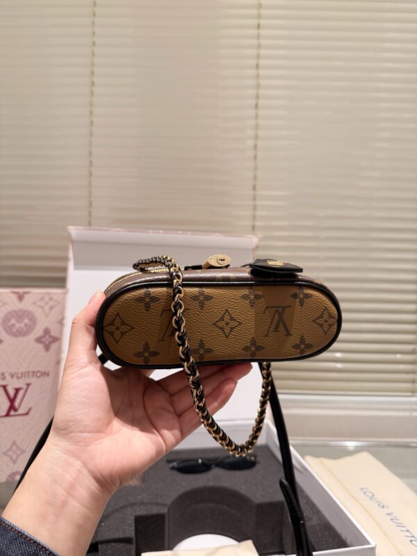 GL3PbAO02 LV Top tier replica classic four piece set cosmetic bag Sunglasses Keychain 18*12cm