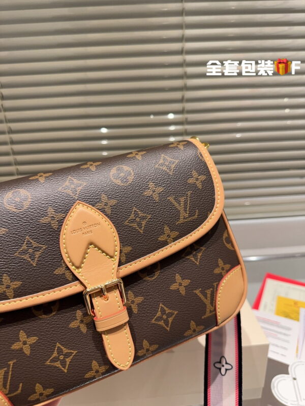 Louis Vuitton / LV 𝐃𝐢𝐚𝐧𝐞 M45985 size: 25.0*9.0*15.0cm