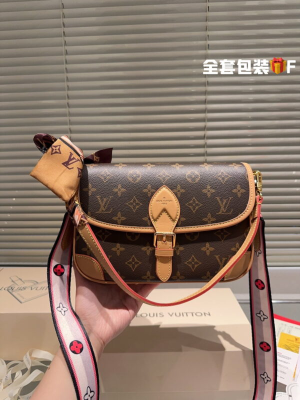Louis Vuitton / LV 𝐃𝐢𝐚𝐧𝐞 M45985 size: 25.0*9.0*15.0cm