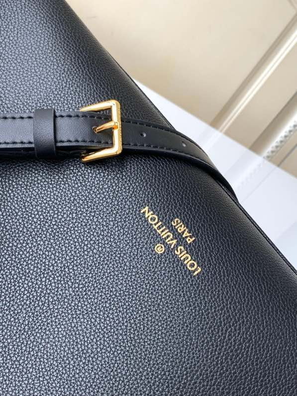 Louis Vuitton / LV on my side m22225 Black size: 30.5*24.5*14cm