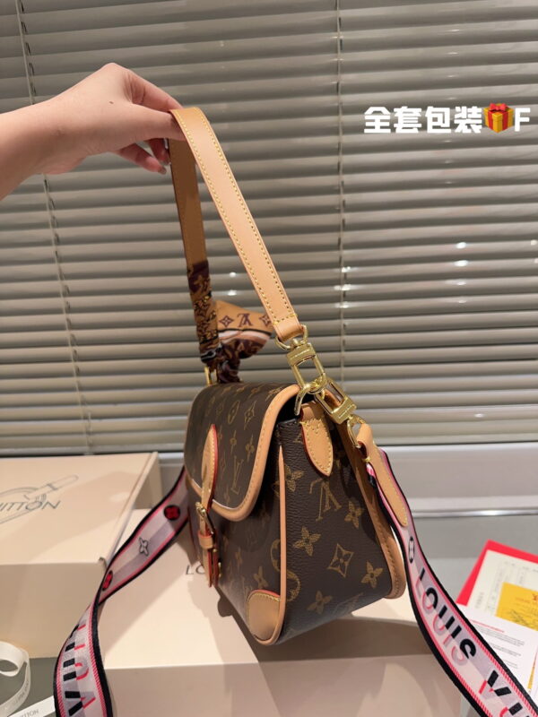 Louis Vuitton / LV 𝐃𝐢𝐚𝐧𝐞 M45985 size: 25.0*9.0*15.0cm