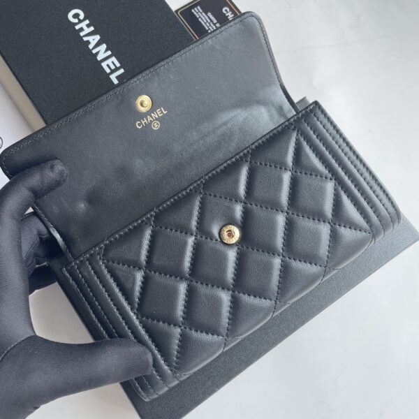 Chanel sheepskin Clutch bag with gold hardware size: 19*10cm