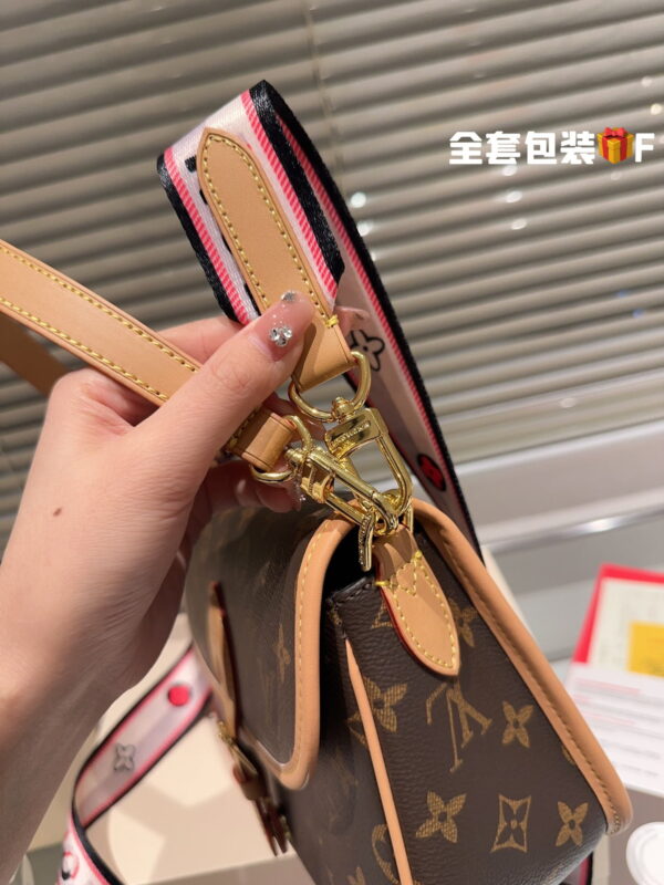 Louis Vuitton / LV 𝐃𝐢𝐚𝐧𝐞 M45985 size: 25.0*9.0*15.0cm