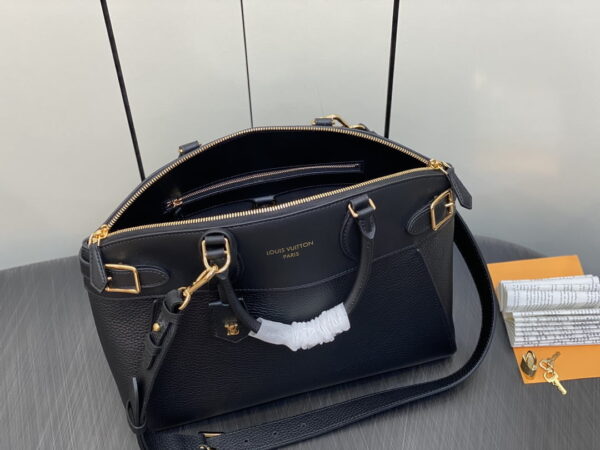 8 Louis Vuitton / LV zys lock it mm real leather m22914 size: 36*29*15cm