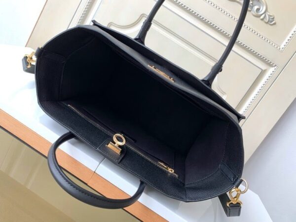 Louis Vuitton / LV on my side m22225 Black size: 30.5*24.5*14cm