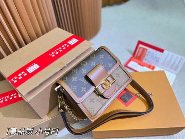 Louis Vuitton / LV Classic Daphne with chain ➕ belt strap Size :20cm/25cm