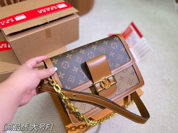 Louis Vuitton / LV Classic Daphne with chain ➕ belt strap Size :20cm/25cm