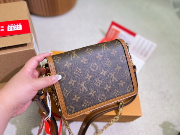 Louis Vuitton / LV Classic Daphne with chain ➕ belt strap Size :20cm/25cm