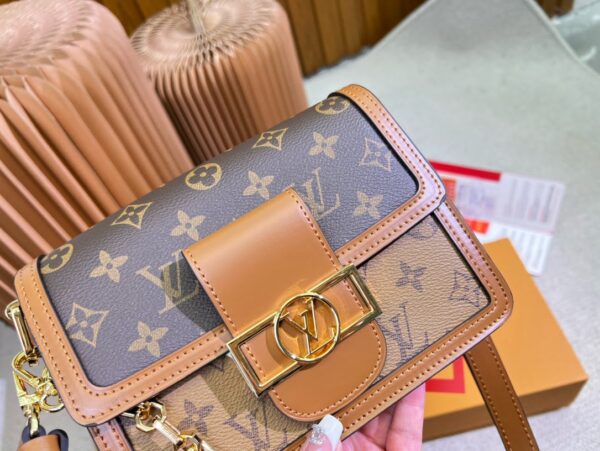 Louis Vuitton / LV Classic Daphne with chain ➕ belt strap Size :20cm/25cm