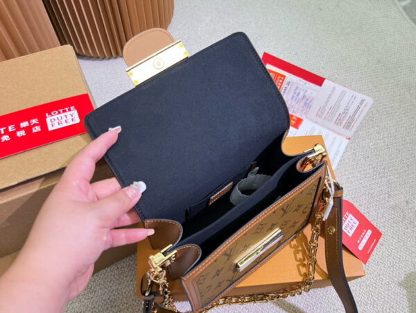 Louis Vuitton / LV Classic Daphne with chain ➕ belt strap Size :20cm/25cm