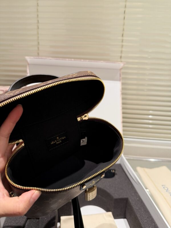 GL3PbAO02 LV Top tier replica classic four piece set cosmetic bag Sunglasses Keychain 18*12cm